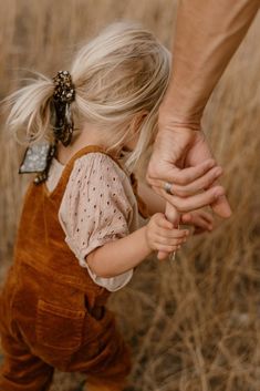 Faceless Family Photography, Fall Mom And Daughter Pictures, Emotive Family Photography, Cottagecore Family Photoshoot, Natural Family Photoshoot, Western Mommy And Me Photos, Dad And Daughters Photography, Single Mom Family Pictures, Farm Family Photoshoot