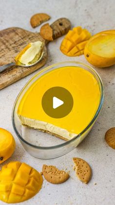 a video showing how to make cheesecakes with mangoes and graham crackers