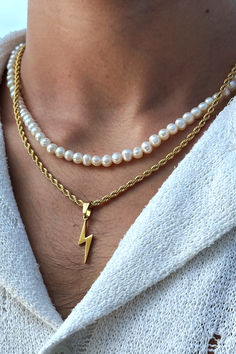 Image shows a gold-tone twisted rope chain necklace with a small flash pendant, perfect for men embracing the urban streetwear trend. This unique piece of jewellery is stylish, confident and speaks volumes about the wearer's fashion forward outlook. Available on Etsy.de #gold #birthday #christmas #men #fashion #streetwear #goldchain #ropechain #flashpendant #trendsetter #uniquegift #etsy Men's Flash Pendant Chain Necklace On 3mm Twisted Rope Chain Streetwear Necklace, Mens Necklace Fashion, Cross Pen, Men Streetwear Fashion, Spiritual Style, Unwavering Faith, Urban Jewelry, Jesus Cross