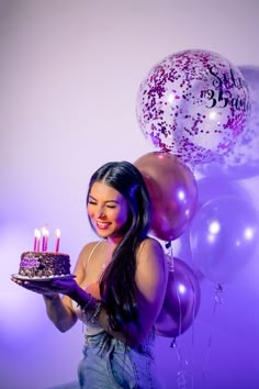 Foto com bolo Purple Birthday Pictures, Purple Birthday Photoshoot, 17 Birthday Ideas Photoshoot, 19th Birthday Photoshoot Ideas, Happy Birthday 18th, Simple Birthday Decorations, Birthday Party Photography, Birthday Outfit For Women, Cute Birthday Pictures