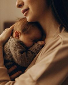 Mama And Newborn Photography, Newborn Lifestyle Family Photos, Newborn Couple Photography, Neutral Family Newborn Pictures, Diy Mom And Baby Photos, Newborn Baby Photo Shoot Ideas At Home, Modern Fall Family Photos, Mommy And Infant Photo Shoot, Newborn Photography Boy With Mom