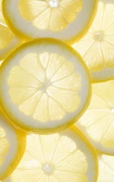 sliced lemons are arranged in the shape of circles