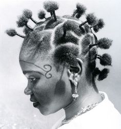 J.D. 'Okhai Ojeikere, Mmon Mmon Edet, 1974, tirage argentique baryté African Hair History, Old School Hairstyles, African Threading, Top Braid, Traditional Hairstyle, Tapered Haircut, Hair Afro, African Braids, African American Hairstyles