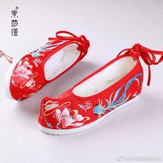 Hanfu Shoes, Chinese Outfits, Traditional Shoes, Chinese Accessories, Chinese History, Chinese Traditional, Chinese Clothing, Gothic Lolita, Sling Backs