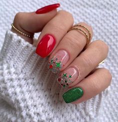 Red Green Christmas Nail Designs, Gold And Red Nails Christmas, Christmas Nails Grinch Art Designs, Red Green And Gold Nails, Casual Christmas Nails, Red And Green Christmas Nail Designs, Christmas Nail Dip Designs, Simple Grinch Nails