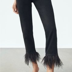 Zara High Rise Feathered Slim Jeans Chic Pants With Frayed Hem For Fall, Chic Party Bottoms With Frayed Hem, Elegant Spring Bottoms With Feathers, Elegant Spring Bottoms With Feather Trim, Elegant Feather Trim Bottoms For Summer, Chic Zara Jeans With Frayed Hem, Chic Summer Bottoms With Feathers, Chic Feathered Bottoms For Summer, Zara Bottoms With Frayed Hem For Fall