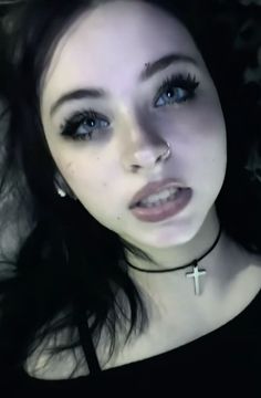 Emo Makeup Inspiration, Brown Hair Eye Makeup, Alt Makeup Natural, Edgy Lip Makeup, Halloween Grunge Makeup, 2010s Emo Makeup, Thirteen Movie Makeup Look, Makeup That Compliments Green Eyes, 2010 Emo Makeup