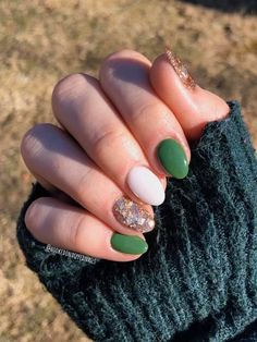 End Of Summer Gel Nails, Classy Nails Ombre, Green And Glitter Nails, Nail Designs Goth, Elegant Nails Classy, Nail 2023 Summer, Nail Inspo Halloween, White Nails Ideas, Nails Witchy