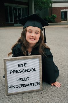 Graduation Picture Ideas Preschool, Graduation Picture Ideas Kindergarten, Preschool Class Picture Ideas, Child Graduation Pictures, Preschool Class Photo Ideas, Last Day Of Kindergarten Picture Ideas, Pre Kindergarten Graduation Ideas, Graduation Pictures Elementary School