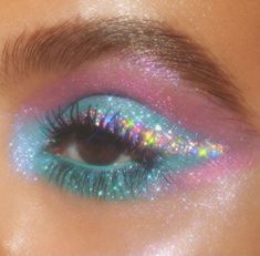 Mermaid Makeup Aesthetic, Glitter Makeup Aesthetic, Mermaidcore Makeup, Pink And Blue Makeup, Mermaid Inspired Makeup, Eyeliner Makeup Looks, Mermaid Eye Makeup, Cool Eyeshadow, Neon Eyeliner