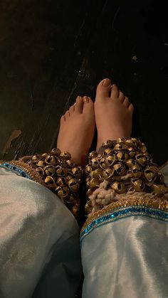 #kathak #ghungroo #classical #dance #prayer #blessed #god Kathak Dance Aesthetic, Ghungroo Aesthetic, Kathak Aesthetic, Kathak Poses, Dance Kathak, Kathak Dance, Simple Dance, Desi Love, Indian Classical Dance