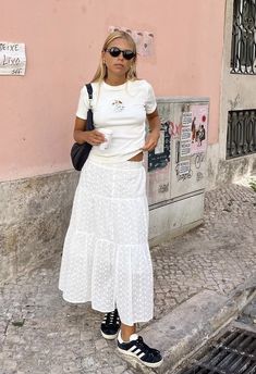 Casual Chic Minimalist, White Miniskirt, White Maxi Skirt Outfit, Chic Minimalist Style, White Skirt Outfits, Outfit Boho, Skirt Elegant, White Maxi Skirts, Europe Outfits