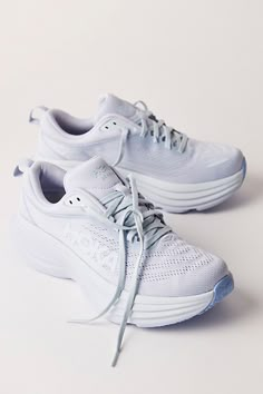 Women Hoka Shoes, Free People Hokas, Hoka Free People, Best Gym Shoes Woman, Popular Tennis Shoes, Aesthetic Running Shoes, Hokas Outfit, Hoka Tennis Shoes, White Hokas