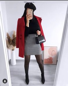 Outfit Formal Invierno Mujer, Outfit Semiformal Mujer, Outfit Botas, Gangtok, Classy Winter Outfits, Red Coat