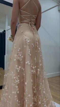 Classy Prom Dresses Vintage, Beige Prom Dresses, Prom Dress Aesthetic, Prom Aesthetic, Nude Prom Dresses, Flowy Prom Dresses, Prom Dress Ideas, Flower Prom Dress, Prom Fashion