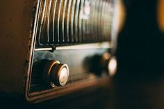 an old fashioned radio sitting on top of a wooden table