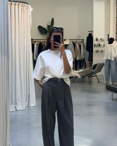 Wide Leg Tailored Pants Outfit Winter, Tailored Pants Outfit Women, White T Shirt Aesthetic Outfit, Charcoal Trousers Outfit, Grey Trousers Outfit Summer, Tshirt Professional Outfit, Gray Pants White Shirt Outfit Women, Wide Leg Trousers Outfit Spring, Summer Job Outfits Casual