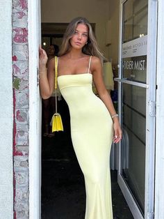 Presentamos el impresionante vestido sexy ajustado con tirantes en la espalda de Guocali
 Este vestido de mujer es un imprescindible en cualquier armario de moda. Su diseño elegante realza tu figura, mientras que los detalles de espalda descubierta y tirantes añaden un toque de encanto.

 El vestido presenta un color liso que irradia elegancia y estilo. Está confeccionado con un 90 % de poliéster y un 10 % de elastano/spandex y ofrece comodidad y un ajuste favorecedor. El vestido con tirantes e Dress Elegant Long, Maxi Bodycon Dress, Long Vests, Long Dress Casual, Solid Color Dress, Knit Style, Suspender Dress, Color Dress, Vestido Casual