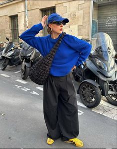 Cobalt Outfit, Goth Cargo Pants, Onitsuka Tiger Outfit, Cobalt Blue Outfit, Blue Sweater Outfit, Cargo Pants Baggy, Casual Harajuku, Oversized Clothes, Pants Baggy