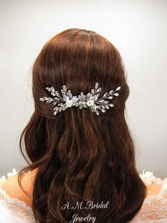 This stunning bridal hair comb will add a romantic touch to any brides hairstyle. The hair comb is a beautiful adornment to wear for many events. Made of clear glass crystals and decorated with metal flowers and leaves. You can use it in multiple ways. Measures: Length: 16,5 cm ( 6,49 inches ) approx. Width (including comb): 6 cm ( 2,36 inches ) approx. -SHIPPING- -Do you need your order before? You can choose express shipping in the cart when placing your order. -Please, to be able to send your Prom Hairstyles With Hair Comb, Hairvine Bridal Hairstyles, Hairstyles With Comb Clip, Hair Comb Clip Hairstyles, Bridesmaid Hair Clip, Titanic Photoshoot, Wedding Hair Clips Side, Hair Comb Hairstyles, Hair Clips For Wedding