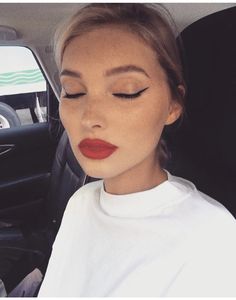 Red Lipstick Makeup Looks, Statement Makeup, Blonde Hair Makeup, Red Lipstick Makeup, Perfect Cat Eye, Rose Gold Makeup, Red Lip Makeup, Cat Eye Makeup