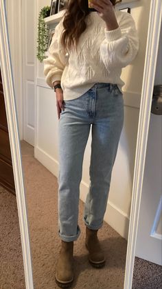 Autumn Mom Jeans Outfit, Outfits Con Jeans Mom Invierno, Chelsea Boots Fall Outfit, Jeans And Crewneck Outfit, Crewneck And Jeans Outfit, Jeans Tricks, Chelsea Boots Fall, Fall Boot Outfits, Light Denim Jeans Outfit