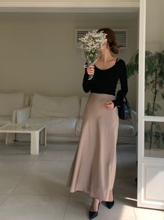 Outfits With Satin Skirts, Business Formal Skirt, Long Skirt Outfits Fancy, Maxi Skirt Work Outfit Office, Flowered Skirt Outfit, Maxi Skirt Outfit Formal, Long Skirt Office Outfit, Beige Skirt Winter, Long Skirt Outfits Elegant