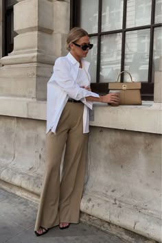 Spring Business Casual Outfits, Wide Leg Trousers Outfit, Spring Business Casual, Mode Casual, Stylish Work Outfits, Old Money Style, Quiet Luxury, 가을 패션, Business Casual Outfits