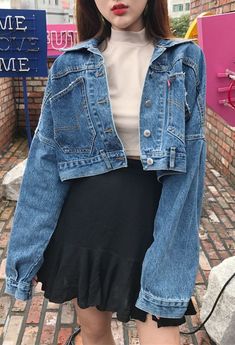 Short Denim Jacket, Korean Fashion Ideas, Denim Coat Women, Korean Fashion Outfits, Look Retro, Short Denim, Korean Fashion Trends, Ulzzang Fashion, Cropped Denim Jacket