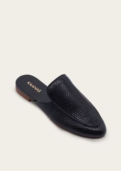 Upper: 100% Bovine leather Linning: Leather Inner Sole: Leather Sole: P/U Heel Height: 2 cm Fit Comments: Half sizes should size up if regular-wide width or size down if narrow width