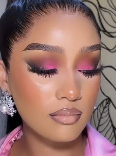 Natural Makeup With Pink Eyeshadow Black Women, Smokey Pink Eye Makeup, Fushia Makeup Looks Black Women, Pink And Brown Makeup, Beautiful Eye Makeup Tutorial, Pink Eyeshadow On Black Women, Pink Eye Shadow Black Women, Dramatic Pink Eyeshadow Looks, Pink Smokey Eye