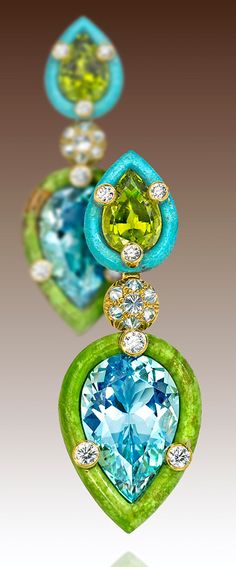 Nicholas Varney 2013 Duo earrings featuring two pear-shape aquamarines set into hand-carved gaspeite, paired with two pear-shaped peridots set into hand-carved turquoise and joined by yellow gold and diamonds. Raspberry Mojito, Jewelry Designers, Premier Designs, Couture Jewelry, Green And Blue, Bling Jewelry, Pear Shape, Designer Earrings, Pear Shaped