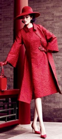 Chic in Red! Women's vintage fall winter sophisticated fashion clothing photography photo image Moda Chic, Clothing Photography, Vintage Couture, Vestidos Vintage, Red Coat, 50s Fashion, 1950s Fashion