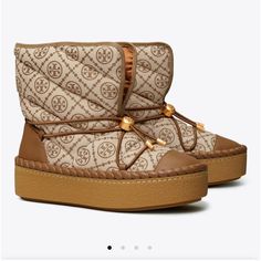 New In Box/ Packaging Tory Burch Sleeping Bag Logo Boots. Logo Jacquard Fabric And Leather Outer With Cosy Shearling Lining. Size 9.5. Retails For $398 T Monogram, Womens Designer Boots, Pennsylvania Dutch, Short Boot, Logo Pattern, Bearpaw Boots, Designer Boots, Sleeping Bag, Tory Burch Shoes