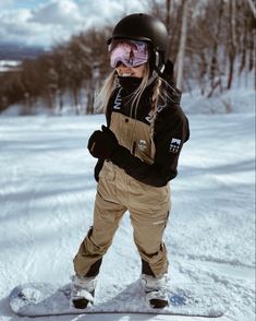 Cute Snow Gear Outfits, Snowboarding Outfit 2023, Cute Sledding Outfit, Snowboard Fashion Women, Woman’s Snowboarding Outfits, Female Snowboarder Fashion, Snow Board Outfits For Women, Women’s Snowboard Outfit, Snowboard Style Womens