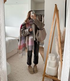 Outfit with Scarf, tasman ugg, sweater, big bag. Cute Winter Outfits With Scarf, Beige Scarf Outfit, Big Scarf Outfit, Ugg Tasman Outfit, Winter Outfits 2024, Outfit With Uggs, Fall Board, Simple Winter Outfits, Cold Fashion