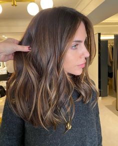 Deep Brown with Caramel Highlights Short Brown Hair Ideas For Summer, Highlights Brown Hair No Bleach, Baby Lights Caramelo, Brown Hair Babylights, Brunette Hair With Babylights, Ideas De Pelo, Lowlights And Highlights, Color Castaño, Brown Hair Inspo