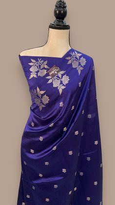 Katan Silk Saree, Simple Sarees, Table Designs, Katan Silk, Railing Design, Bollywood Celebrities, Clothing Hacks