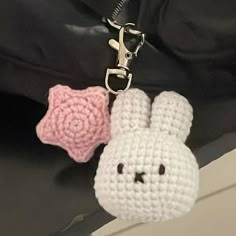 Cute Small Crochet Keychains, Croche Keychains, Best Friend Crochet Ideas, Cute Crochet Ideas Keychain, Small Crochet Keychain Patterns, Cute Amigurumi Keychain, Aesthetic Crochet Keychain Ideas, Bunny Crochet Keychain, Croshaing Ideas