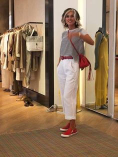 OUTFITS WITH WHITE PANTS FOR WOMEN OVER 50 - valemoods Outfits With White Pants, Mode Ab 50, White Pants Outfit, Stylish Outfits For Women Over 50, Chic Scarves, Over 60 Fashion, Sixties Fashion, 60 Fashion, Over 50 Womens Fashion