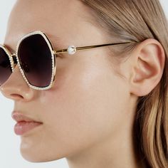 LOUIS VUITTON® - Lv Pearl Round Sunglasses - Gold Louis Vuitton Street Style, Louis Vuitton Sunglasses, Style Sunglasses, Louis Vuitton Official, Pearl Set, Luxury Sunglasses, Gold Sunglasses, Sunglasses & Glasses, Luxury Handbags