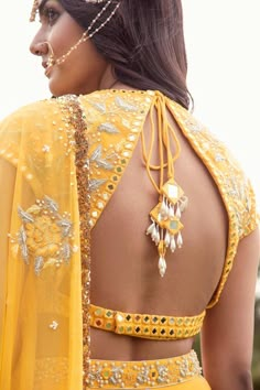 Yellow Designer Blouse, New Lehenga Blouse Design, Yellow Lehenga Blouse Designs, Back Choli Design, Blouse Design On Lehenga, Choli Blouse Design Back, Stylish Blouse Design For Lehenga, Lehenga Back Blouse Designs, Lehenga Blouse Back Designs