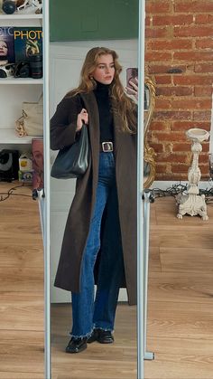 Music Industry Business Outfits, 70s Fashion 2023, Warm Fashion Outfits, Winter 80s Outfits, 90s Supermodel Outfits, Capricorn Rising Style, How To Dress Rich, 90s Classy Fashion, 90s New York Fashion