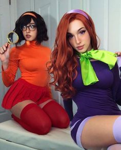 Daphne And Velma Cosplay, Cartoon Pinup, Velma Daphne, Velma Costume, Kawaii Spooky, Velma Cosplay, Daphne And Velma, Girls Halloween Outfits, Daphne Blake