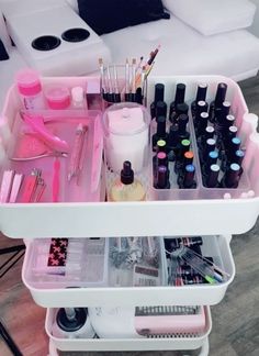 Nail Salon Decor, Dump Ideas, Nail Room, Baddie Outfits Ideas, Salon Ideas, Long Acrylic, Bath And Body Care, Salon Decor