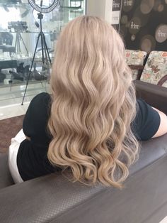 Princess Waves Hair, Mink Blonde Hair, Buttercream Hair Color, Hair Dye Tips, Blonde Aesthetic, Peekaboo Hair, Cream Hair, Light Blonde Hair, Glamorous Hair