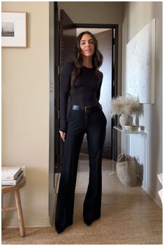 Agent Outfits For Women, Host Outfit Restaurant, Work Conference Outfit, All Black Professional Outfits, Exec Photoshoot, Semi Formal Mujer, Black Work Outfit, Mode Gossip Girl, Teacher Fits