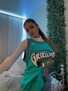 Cute Basketball Jersey Outfit, Jersey Fashion Women, Basketball Fashion Women, Jersey Styles For Women, Basketball Style Outfit, Outfits With A Jersey, Basketball Jerseys Outfit, Style Basketball Jersey Women, Styling Jersey Women