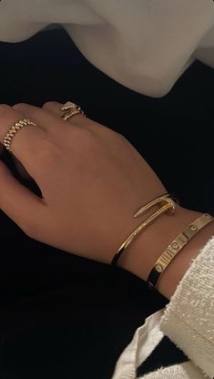 Expensive Jewelry Luxury, Jewelry Logo, Wrist Jewelry, Luxe Jewelry, Girly Accessories, Classy Jewelry, Expensive Jewelry, Jewelry Lookbook, Stacked Jewelry