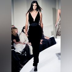 $6,000 Oscar De La Renta Black Velvet Silk Lined Runway Gown Us 8 Or 10 Gorgeous - Pristine New Without Tag Condition!! Similar We Just Sold Had Price Tag $6,000.00 As Seen On Picture 4 And 5. - The Actual Gown Is New Without Tag/Look New. - Oscar De La Renta Exclusive Black Velvet Silk Lined Long Evening Dress Gown. Beautiful Shape For Perfect Figure A True Piece Of Art. Please See Pictures For Details. In Perfect Condition - New Without Tag/Look New Very Well Made. 1. Class Craftsman For You W Luxury Evening Dress For Black-tie Events, Luxury Floor-length Evening Dress For Black-tie Events, Runway Gowns, Black Flame, Long Evening Dress, Just Sold, Perfect Figure, Dress Gown, Evening Dresses Long